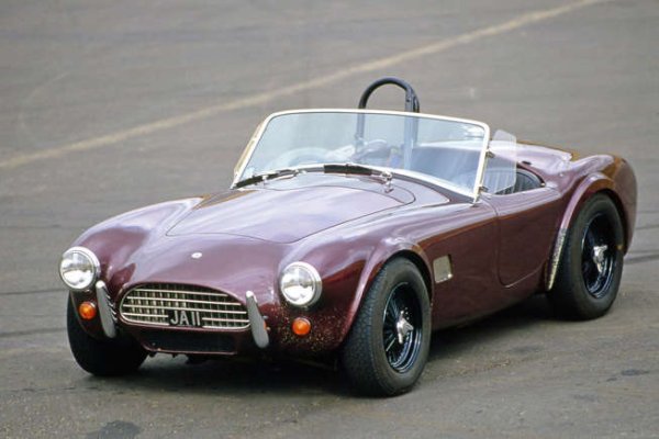 Истински мускули на колела! Cobra изглежда кипи от мощ и наистина е така. ова е така, защото дойде от AC Ace, един отлично балансиран звяр!.
